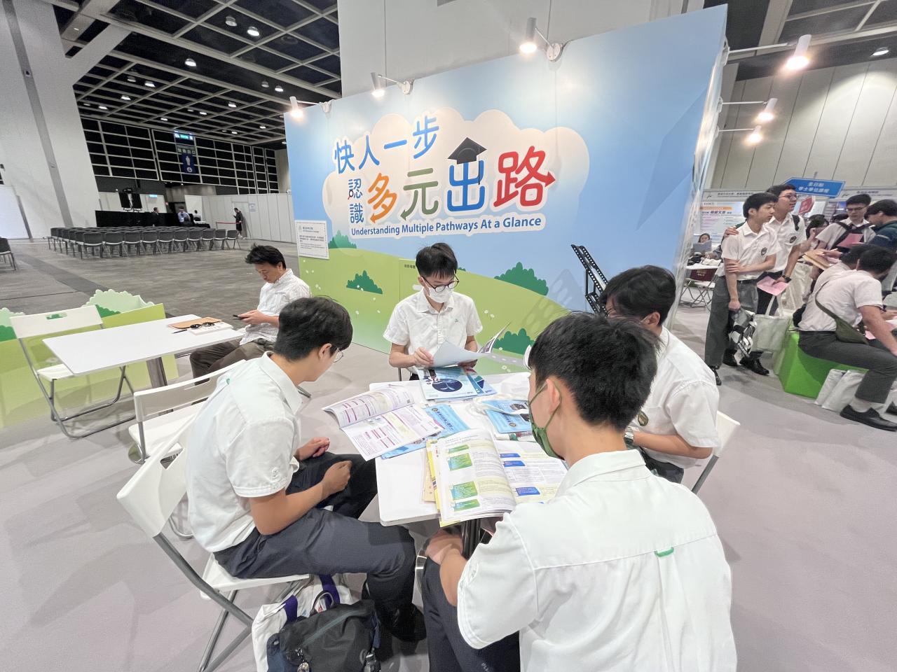 本校中五級學生出席教育局多元出路資訊SHOW 2025，為規劃出路作好準備。