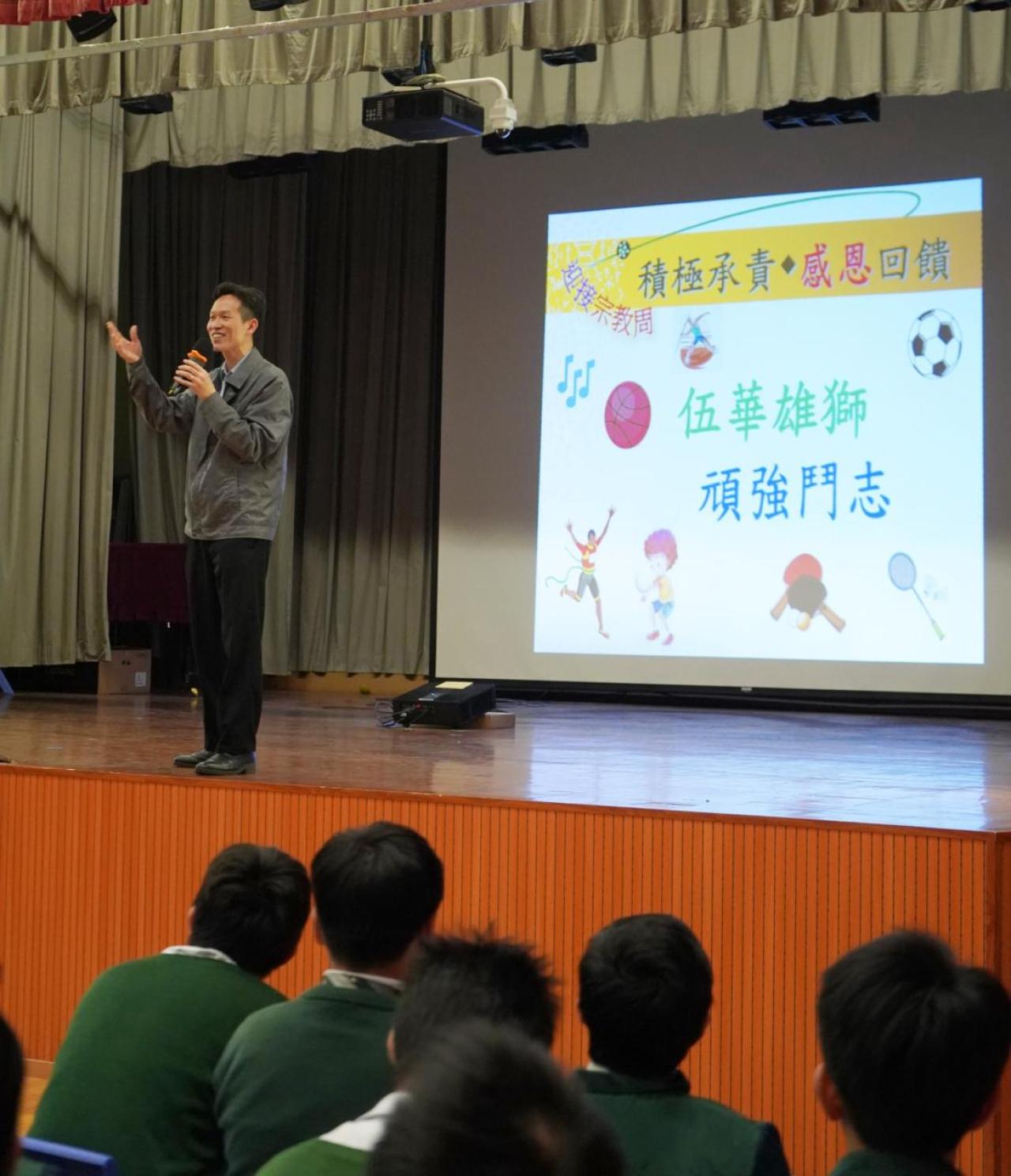 廖老師帶領同學高呼口號，氣氛熱鬧。