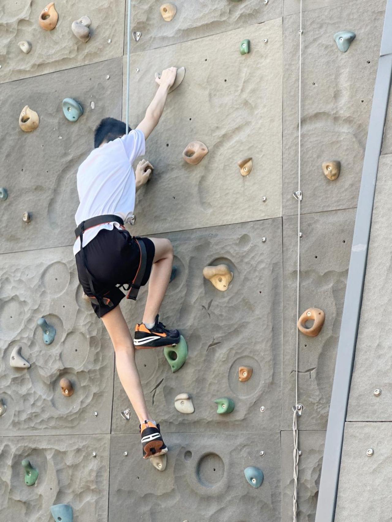 攀石考驗體能，亦鍛鍊同學的意志。