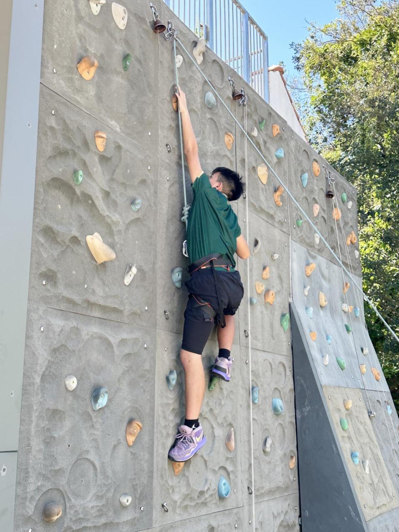 克服困難，一步步攀上高處，就能看到另一片風景。