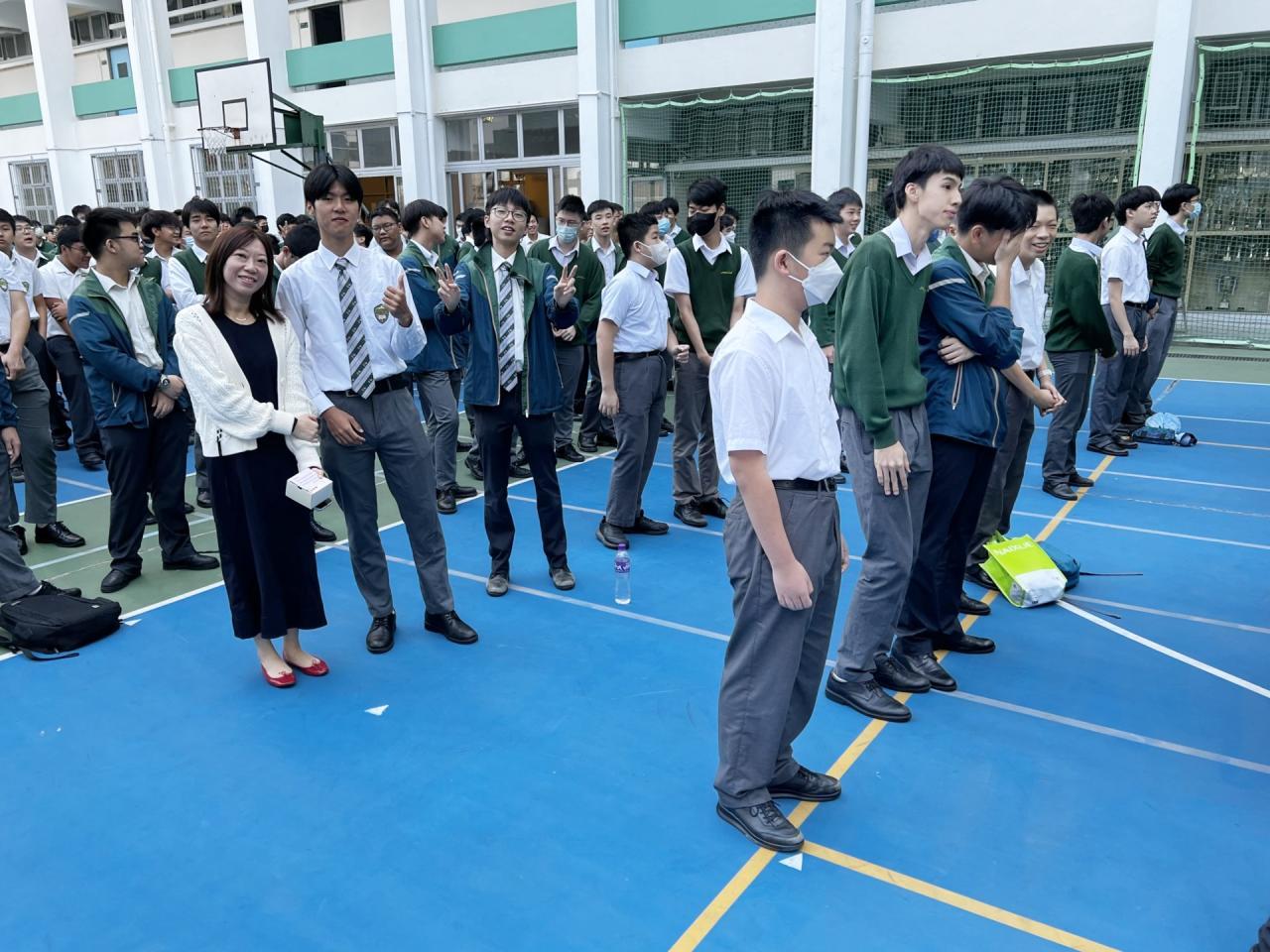 各班班長代表致送禮物予班主任,並拍照留念