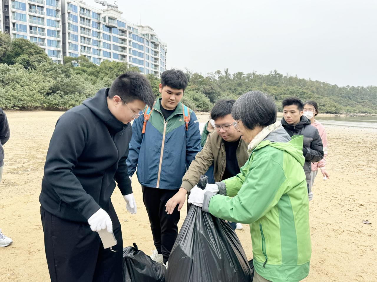 與李樂詩博士一同清潔海灘