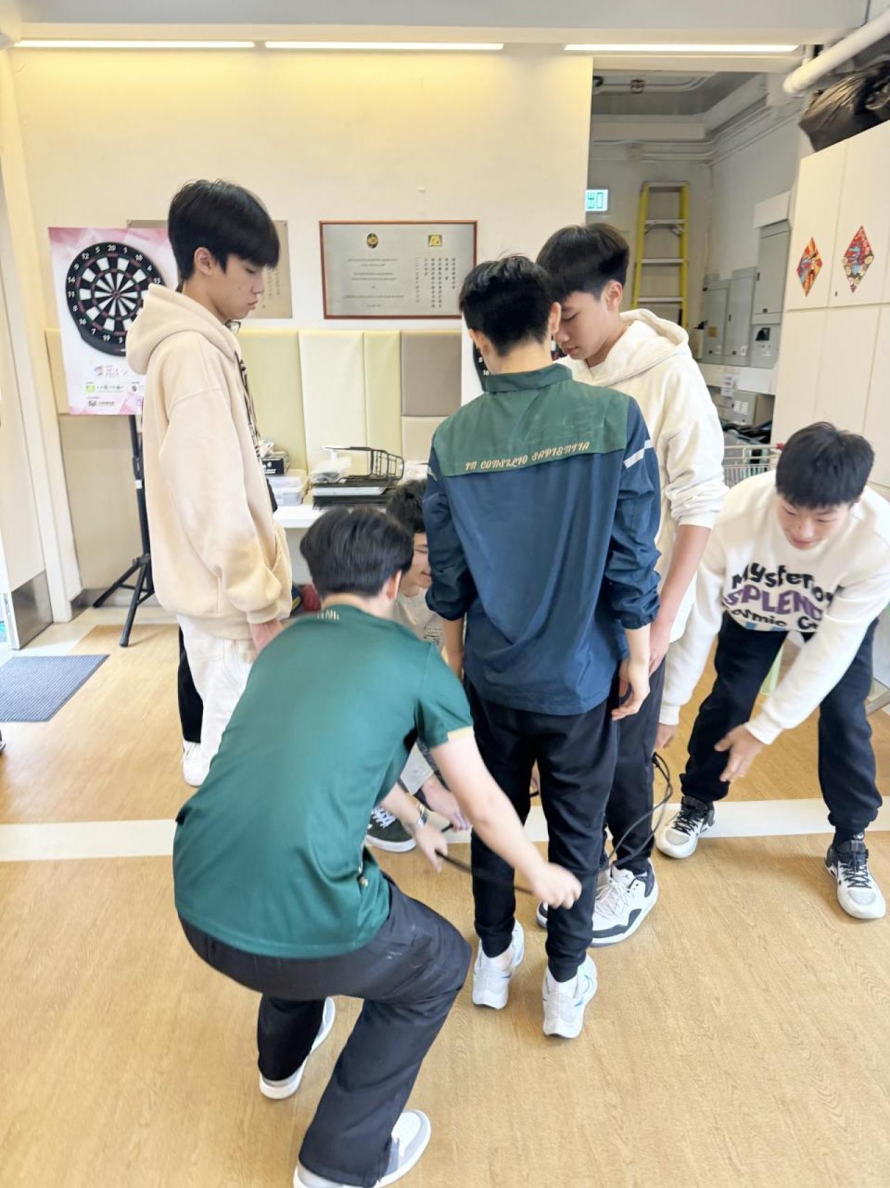 穿越黑洞，邁向光明