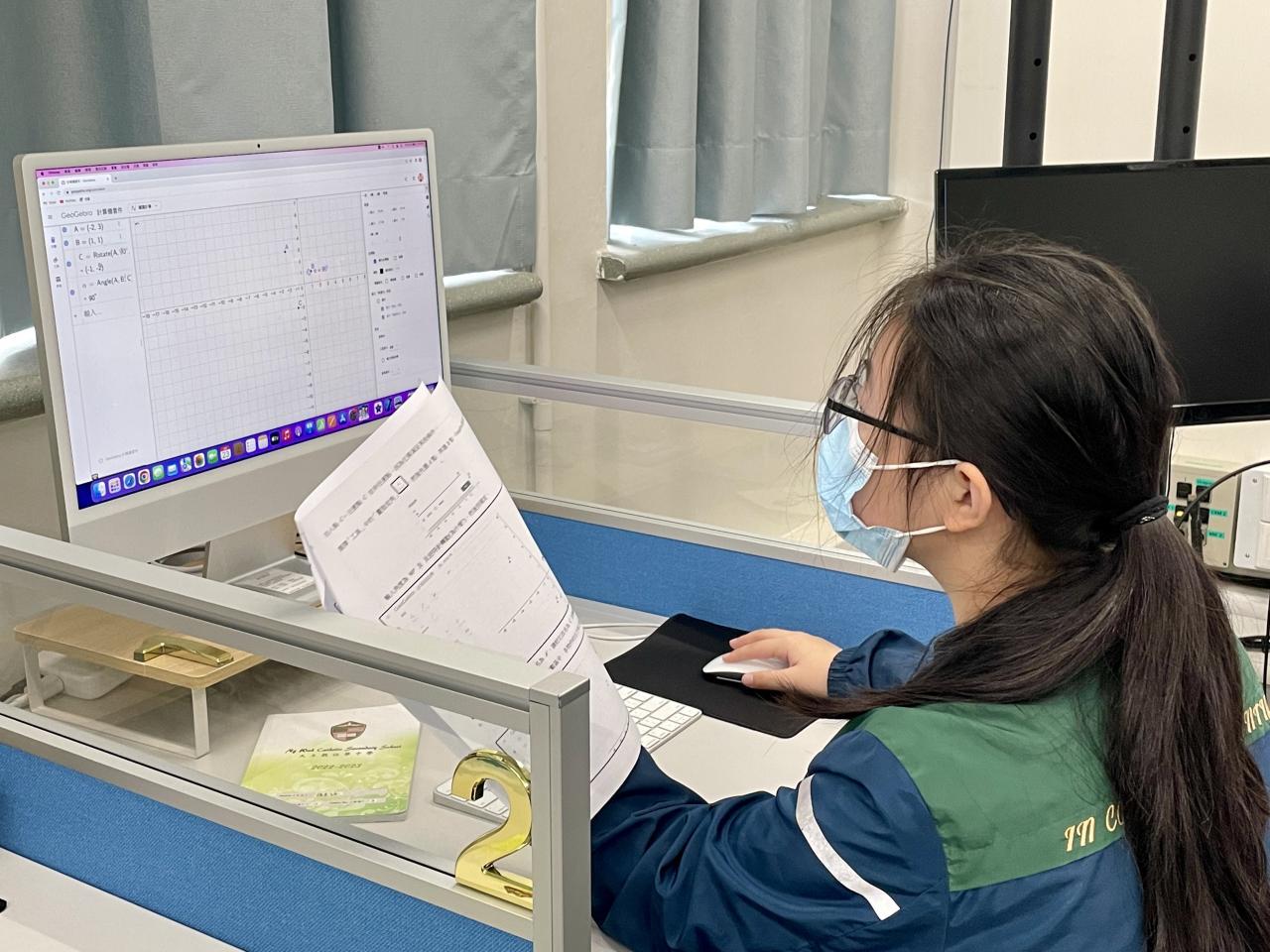 同學學習編寫動態數學教件。