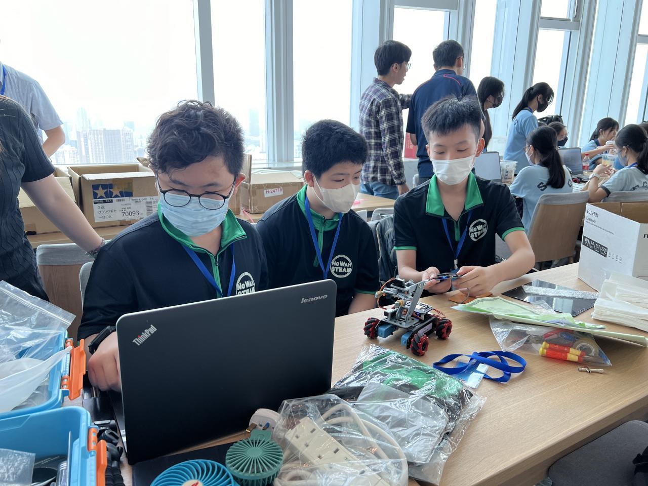 參賽同學為人工智能比賽進行準備。