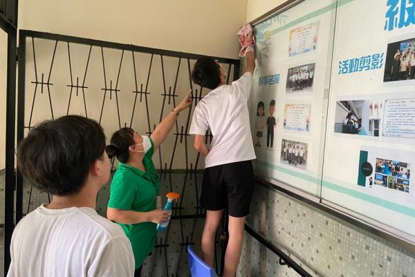 圖五：學生參與校園義工服務，回饋校園。